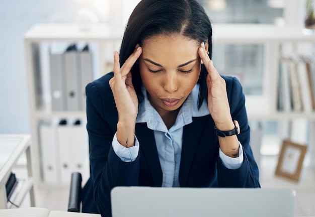 写真 ストレスとストレスを抱えた女性人事部のオフィスでオンラインで報告した間違いやパソコンでの給与問題人事担当者や人の精神的健康リスクや予算の失敗に疲れ果てた