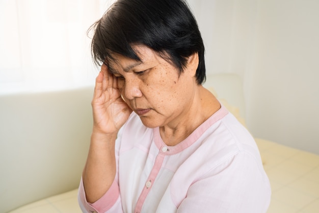 写真 頭痛、ストレス、老婦人の片頭痛、シニアコンセプトの医療問題