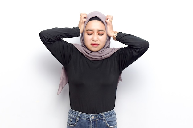 Mal di testa con il concetto di gesto della mano sulla testa di giovani belle donne asiatiche musulmane vestono velo hijab