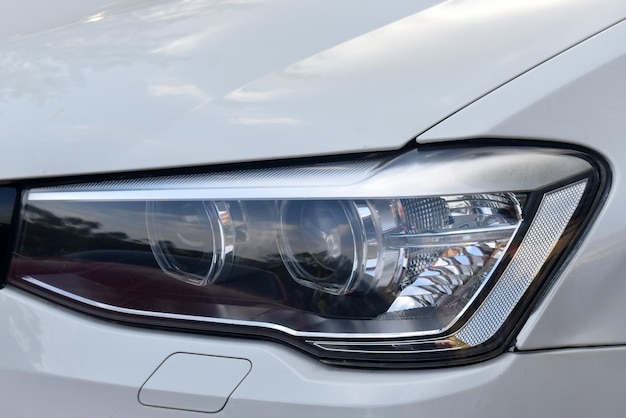 Headlight design of a modern white car