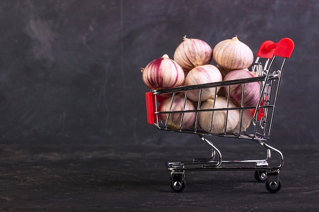 Teste d'aglio in un carrello della spesa