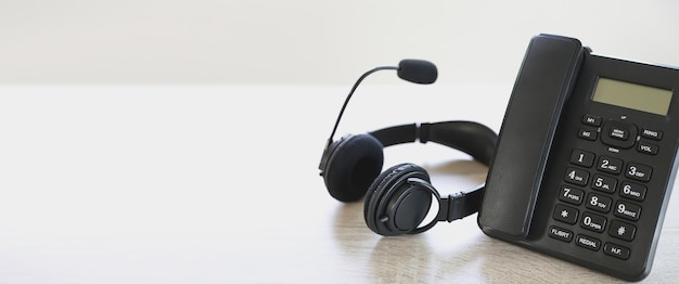 Headset en telefoon op bureau