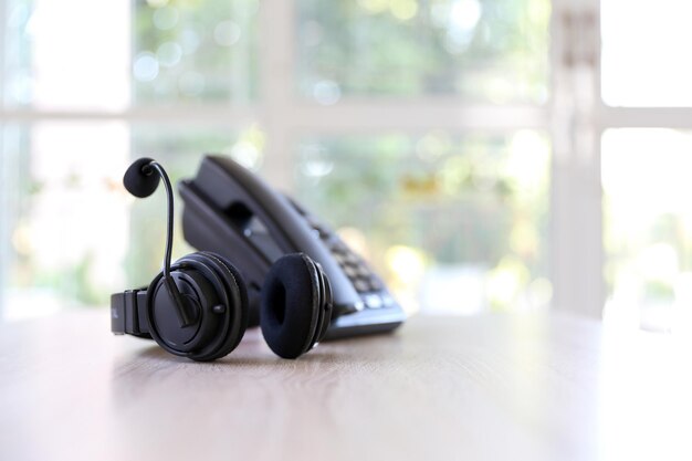 Headset en telefoon op bureau