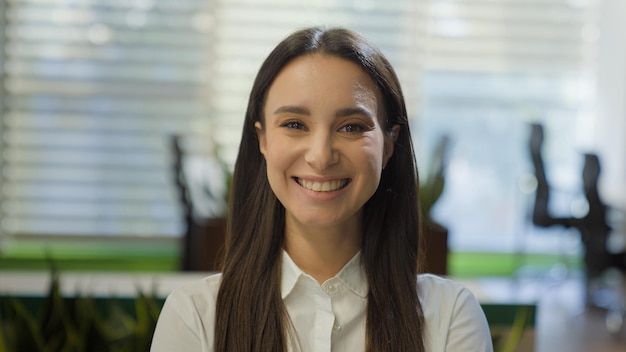 Headshot blanke glimlachende jonge millennial vrouw vrouwelijk gezicht glimlach toothy tevreden positief