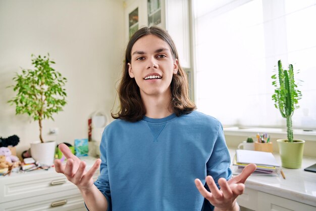 Photo headshot portrait teenage male student talking looking at camera