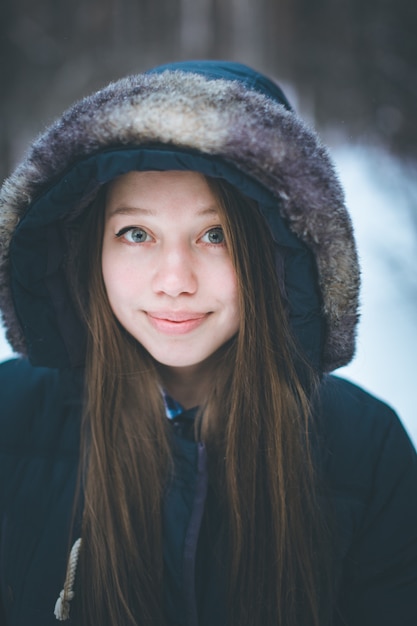 Headshot van jonge mooie vrouw in warme kleding