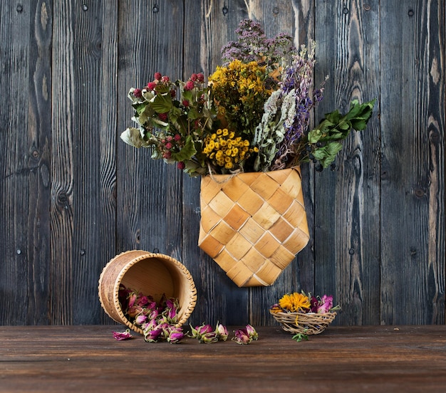 木製の背景にハーブや花を癒すハーブ医学の概念