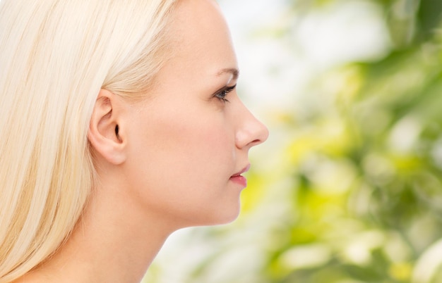 Concetto di salute e bellezza - primo piano del viso pulito di una giovane e bella donna