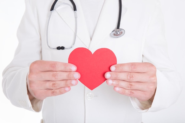 Врач-концепция здравоохранения держит красное бумажное сердце на белом фоне