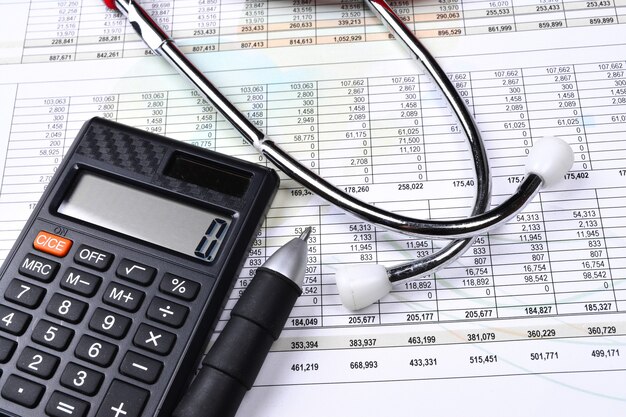 Затраты на здравоохранение. Стетоскоп и символ калькулятора для расходов на здравоохранение или медицинское страхование