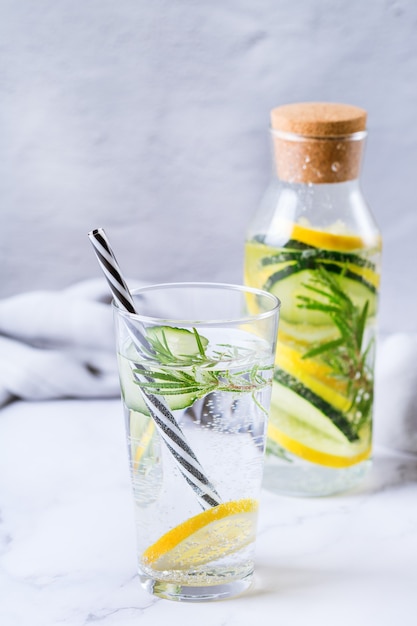 Foto assistenza sanitaria, fitness, concetto di dieta sana alimentazione. acqua fresca infusa di cetriolo al limone e rosmarino, bevanda disintossicante, limonata in un barattolo di vetro per le giornate primaverili estive.