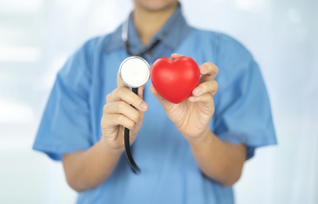 Здравоохранение концепция болезни сердца Доктор держит красное сердце в здравоохранении концепция болезни сердца здравоохранение дизайн концепции болезни сердца для медицинского фона