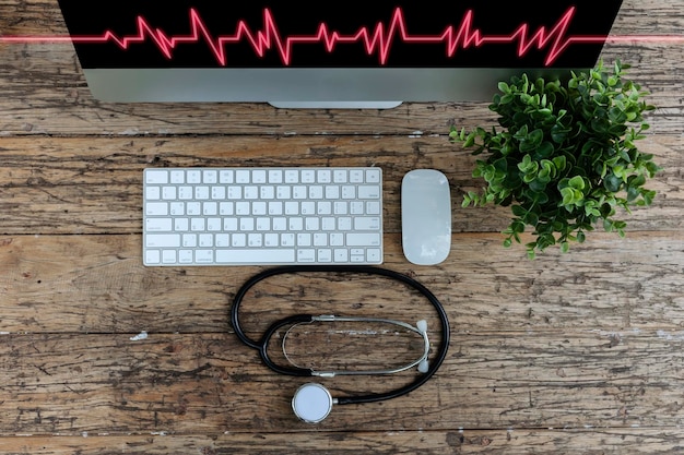 Фото Здравоохранение очень важно, используя современные технологии для проверки здоровья. профессионально контролируется стетоскоп. диаграмма сердца - красный вид сверху компьютера.
