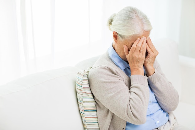 건강 관리, 통증, 스트레스, 나이 및 사람 개념 - 두통이나 슬픔으로 고통받는 노인