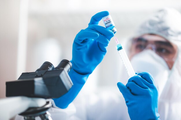 생명과학 실험실에서 일하는 보건의료 연구자들은 코로나바이러스 백신 코비드19 백신 보호 치료 치료에 대한 실험을 위해 의료 과학 기술 연구 작업을 수행합니다.