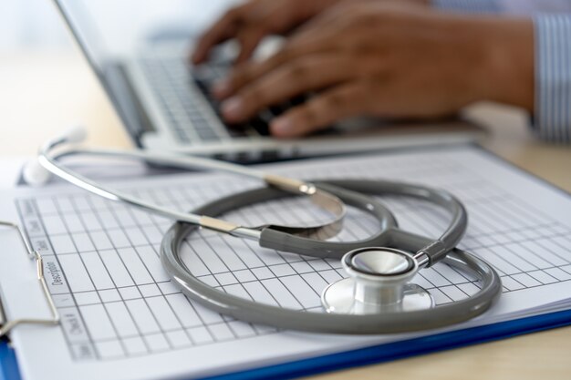 Photo health care writing prescription doctor working with laptop computer