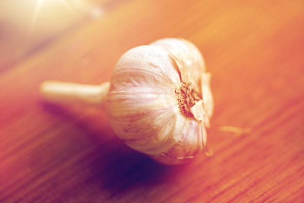 Photo health, food, cooking, traditional medicine and ethnoscience concept - close up of garlic on wooden table