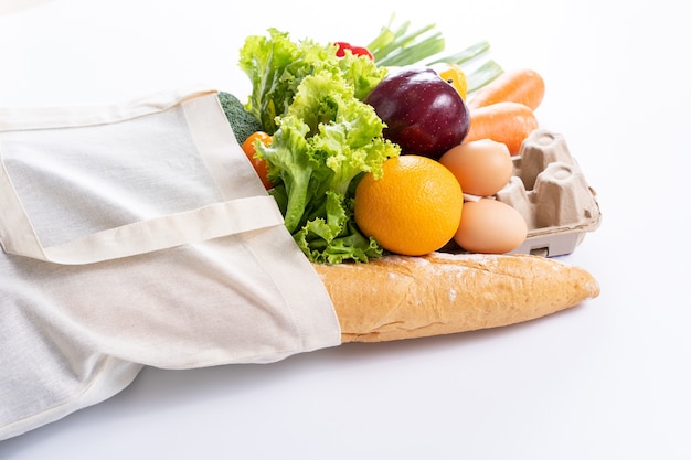 슈퍼마켓 식료품 쇼핑 개념에서 건강 식품 과일 및 야채