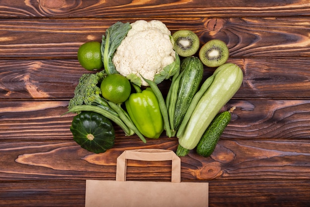 Здоровая пища и овощи в продуктовом магазине супермаркета