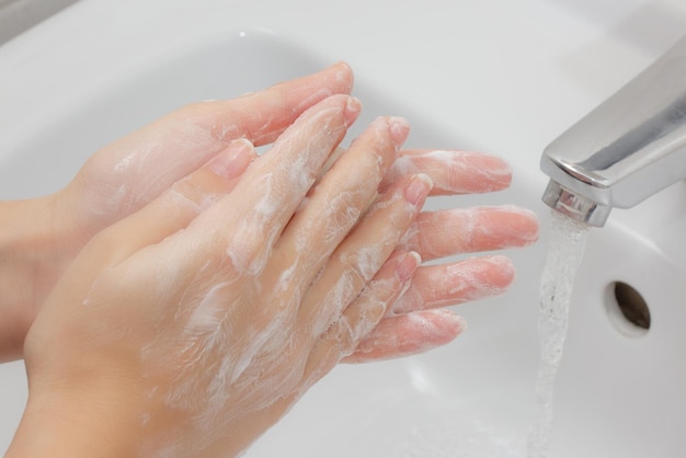 건강과 위생. 비누로 손 씻기.