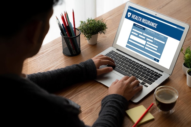写真 医療保険のウェブサイト モディッシュな登録システムで フォームを簡単に記入できます