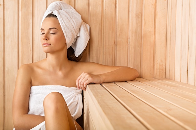 Health spa vrouw ontspannen ontspanning meisje beauty spa sauna