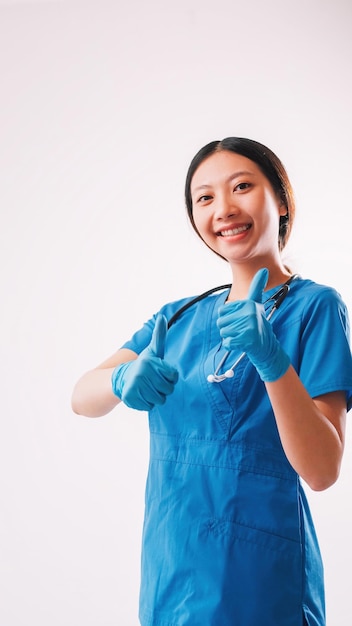 Foto donna in uniforme pubblicitaria per l'assistenza sanitaria, pollice in alto.