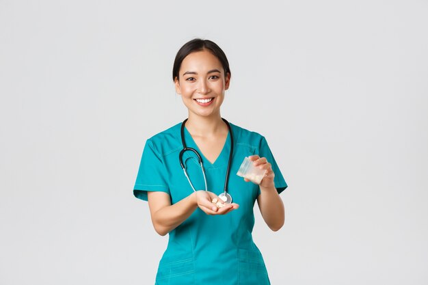 Азиатские женщины здравоохранения позирует