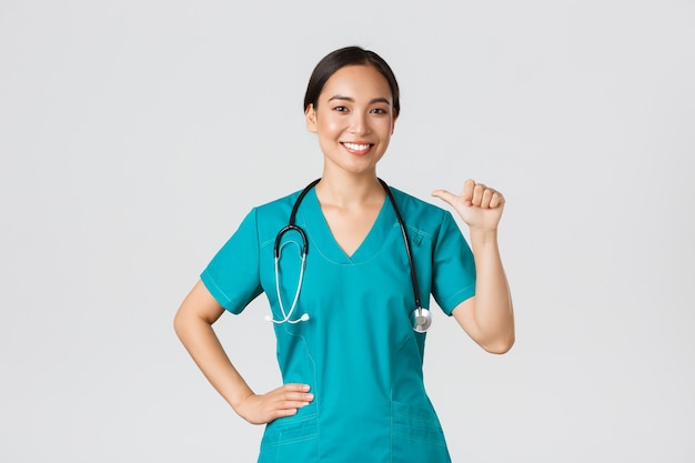 Азиатская медсестра здравоохранения позирует