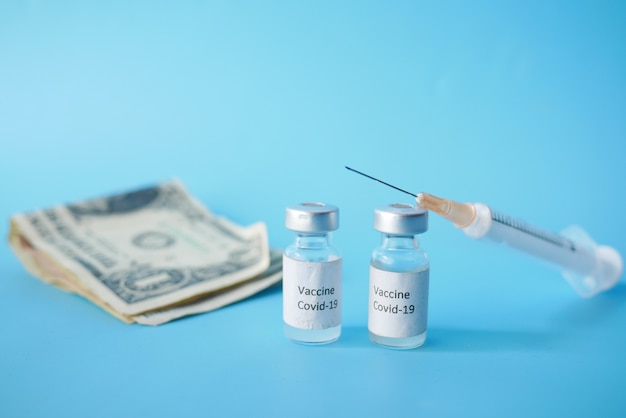Foto concetto di costo sanitario con vaccino e pillole in dollari americani