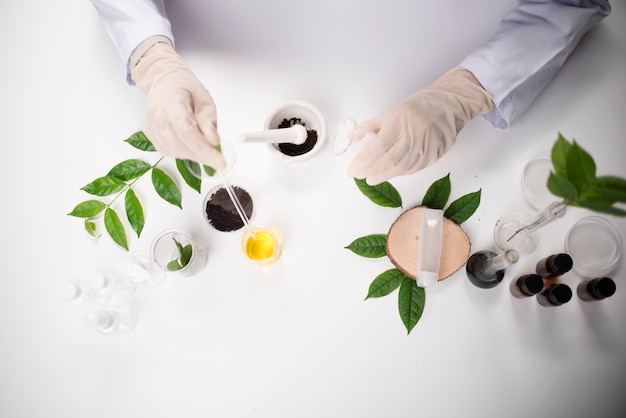 Foto produzione di creme sanitarie in laboratorio. prodotti di crema in laboratorio. settore sanitario.