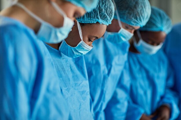 Foto gruppo sanitario di chirurghi che lavorano in un'operazione medica e in un edificio ospedaliero lavoro di squadra o collaborazione chirurgia e team medico o medici con scrub con attenzione alla clinica