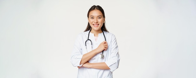 Concetto di assistenza sanitaria e ospedale sorridente medico asiatico infermiera femminile in uniforme che sembra felice alla macchina fotografica