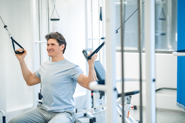 Photo healthcare man having a workout on hyperextension