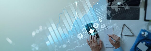 Здравоохранение и медицинский бизнес виртуальные графические данные и рост с медицинским осмотром и врачом, анализирующим сетевое соединение медицинских отчетов на смартфоне.