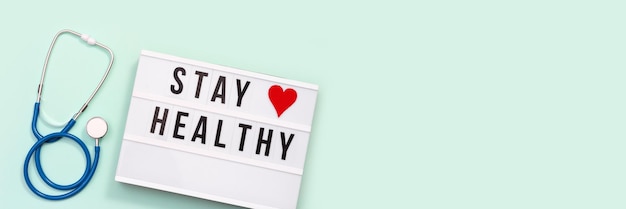 Foto concetto medico e sanitario lightbox con parole stay healthy e stetoscopio auguri di salute