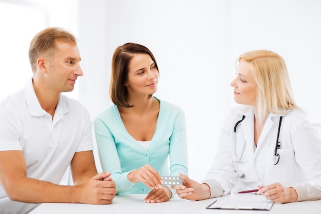 Photo healthcare and medical - doctor giving pills to patients