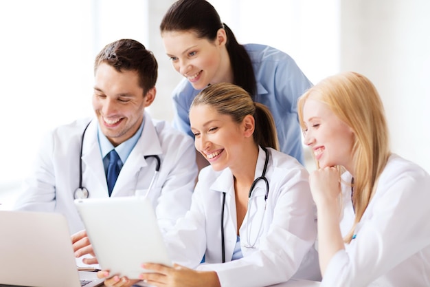 의료, 의료 및 기술 개념 - 태블릿 PC를 보고 있는 의사 그룹