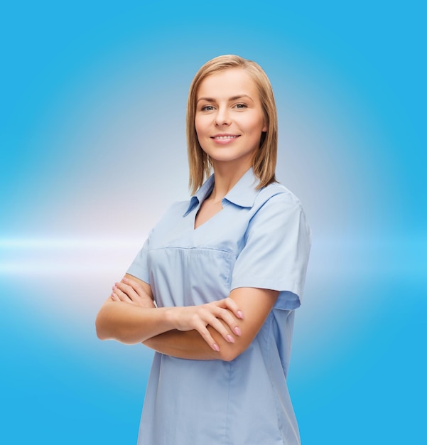 의료 및 의학 개념 - 웃는 여성 의사 또는 간호사