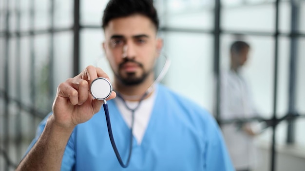 Врач здравоохранения и медицины в синем халате со стетоскопом