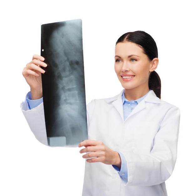 концепция здравоохранения, медицины и радиологии - улыбающаяся женщина-врач смотрит на рентгеновский снимок