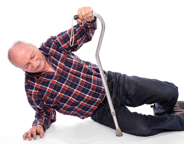 Photo healthcare, pain, stress and age concept. senior man fell to the floor and cannot stand up