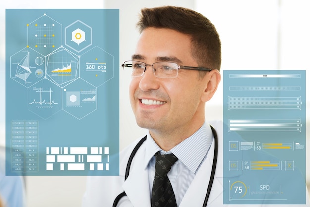 ヘルスケア、職業、医学のコンセプト – 病院で白衣と眼鏡を着た笑顔の男性医師