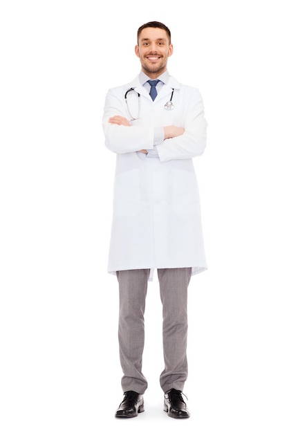 의료, 직업 및 의학 개념 - 흰색 배경 위에 흰색 코트를 입은 청진기를 들고 웃고 있는 남성 의사