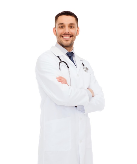 ヘルスケア、職業、医学の概念-白い背景の上に白いコートで聴診器と笑顔の男性医師