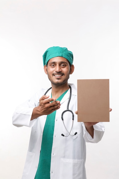 의료, 직업 및 의학 개념 - 흰색 바탕에 보드와 제복을 입은 젊은 인도 남성 의사.