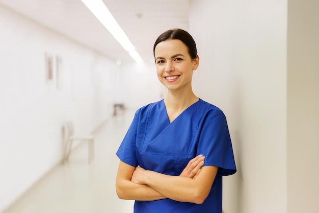 ヘルスケア、職業、人、医学のコンセプト – 病院の廊下で幸せな医師や看護師