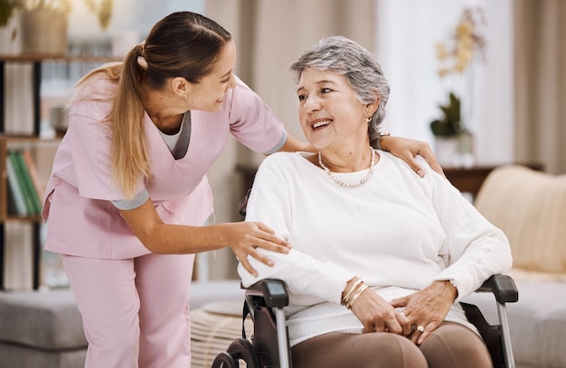 Foto supporto sanitario e badante con donna anziana per assistenza medica assistenza agli anziani e consulenza ai pazienti riabilitazione per disabilità in sedia a rotelle e infermiera volontaria presso la casa di cura per attività di beneficenza