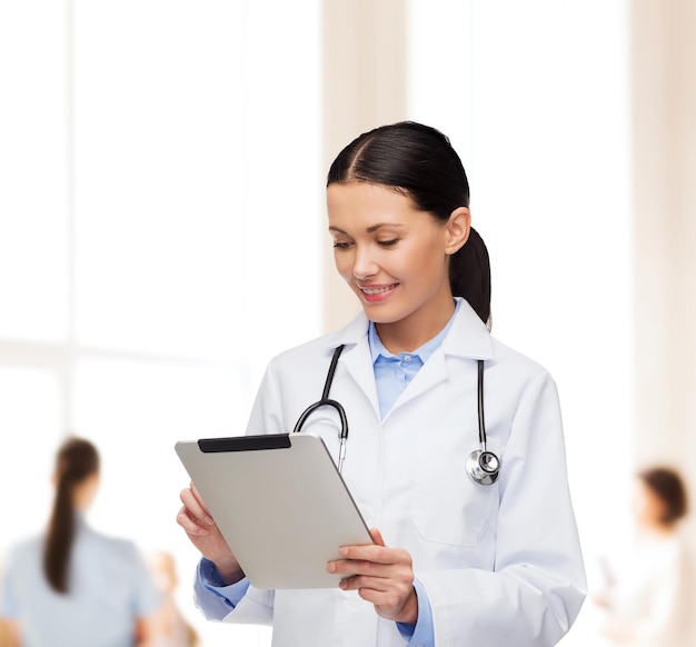의료, 기술 및 의학 개념 - 청진기와 태블릿 PC 컴퓨터로 웃는 여성 의사
