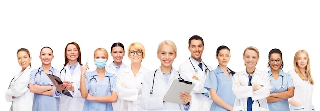 ヘルスケア、技術、医学の概念-タブレットPCコンピューターで笑顔の女性と男性の医師と看護師